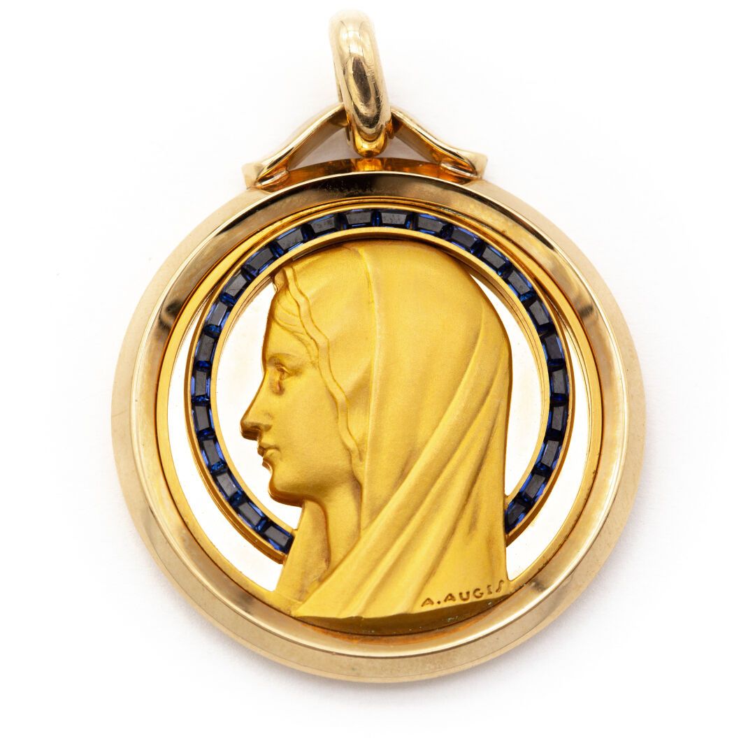 Null A AUGIS 签名。圣母玛利亚奖章，18K黄金材质。光环是由校准的蓝色宝石制成。

重量：31克

直径3.5厘米，不含表带。

独特的展览模式。 &hellip;