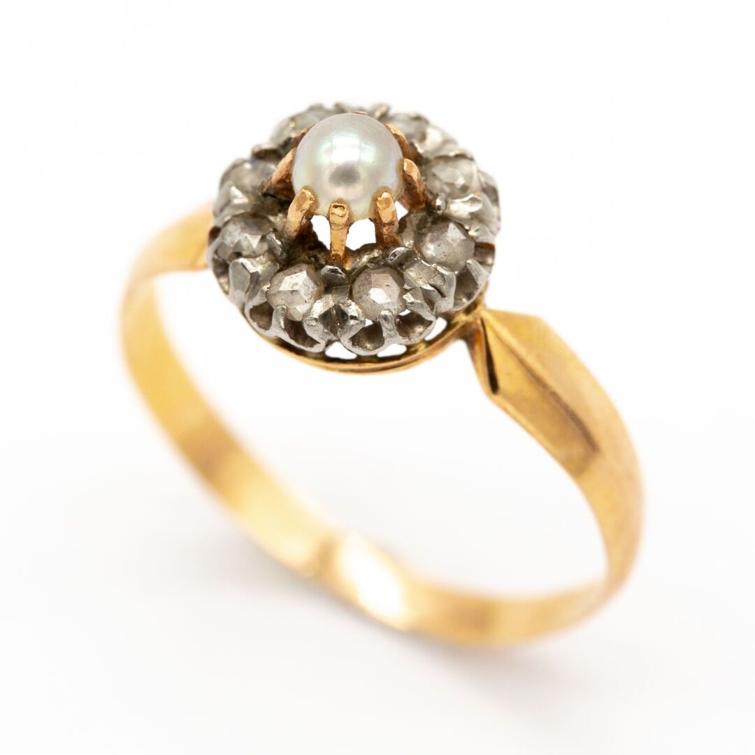 Null 黄金（750）18K雏菊戒指，半颗珍珠被玫瑰花包围。

重量 : 1,60 g

TDD : 49

 EAGLE