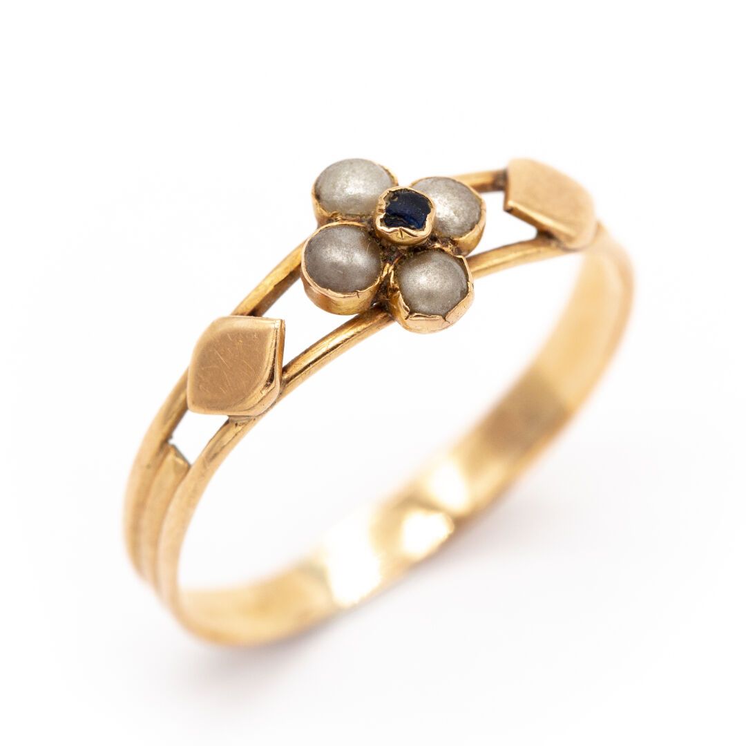 Null Alter Ring Kleeblatt mit vier Perlen auf Gelbgold (750) 18K. 

Gewicht: 1,4&hellip;