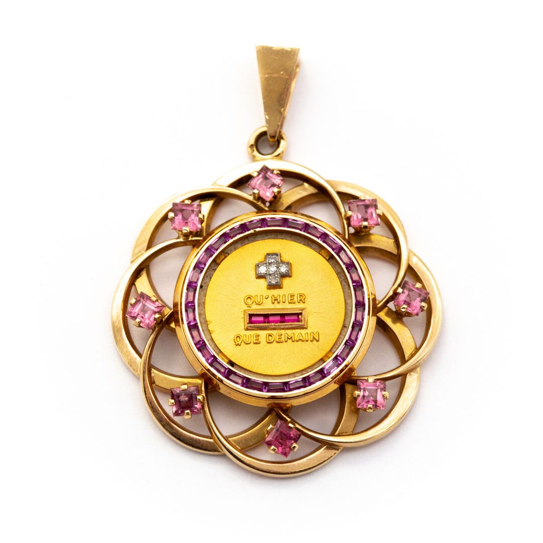 Null A AUGIS 签名。18K黄金爱的奖牌上镶嵌着钻石，扇形的镶嵌物上点缀着仿粉红色的宝石，奖牌上有校准的宝石。

独特的展览模式。

重量：23.90&hellip;