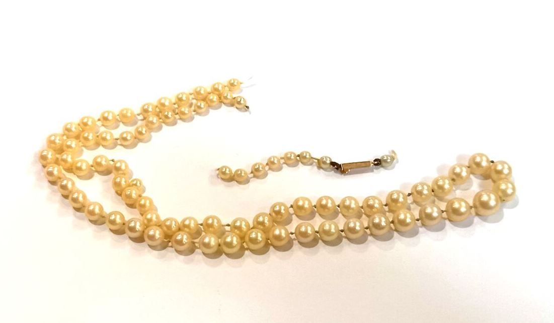 Null 含有一排养殖珍珠的项链。

18K黄金表扣。(已破损，待重新穿线)