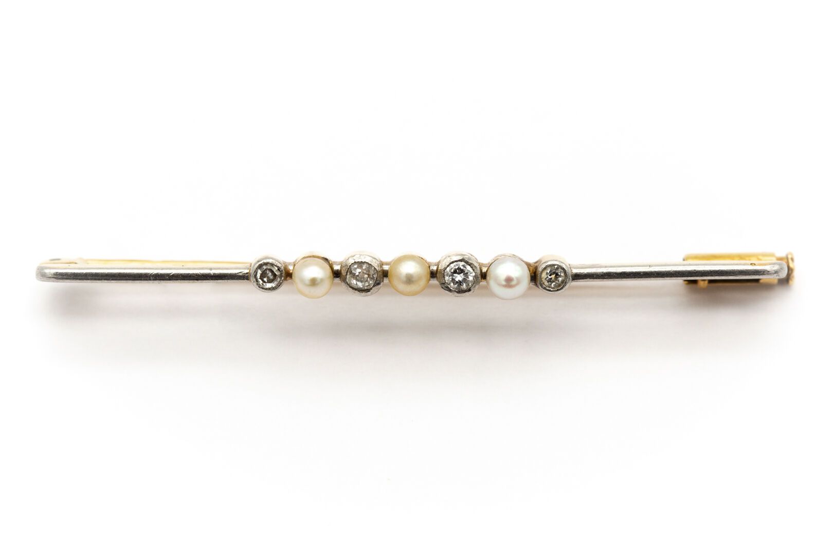 Null 18K（750）黄金和白金胸针，镶有半颗珍珠和5颗老式切割钻石。 

重量：5克。

长度5,5厘米 

EAGLE