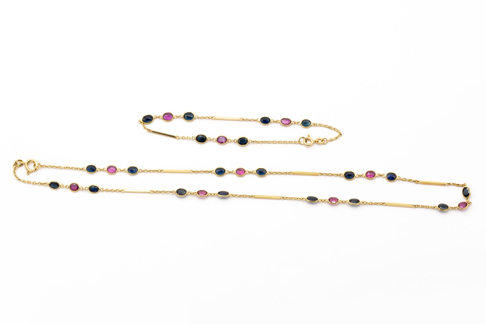Null 18K黄金项链和手镯，棒状链接，镶嵌红宝石和蓝宝石。

重量 : 7,30 g

HIBOU