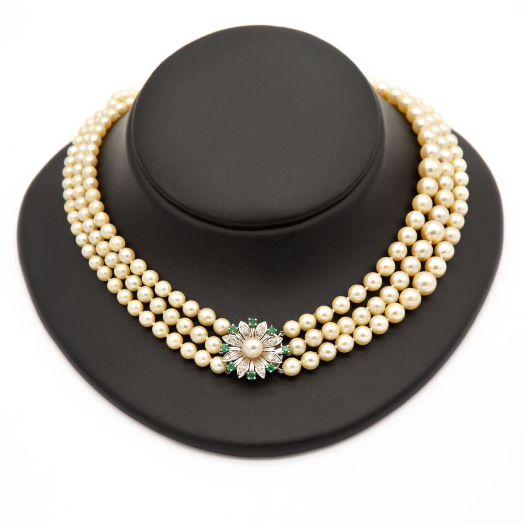 Null 有三排养殖珍珠的项链。18K白金表扣，显示绿宝石和钻石的雏形。 

EAGLE