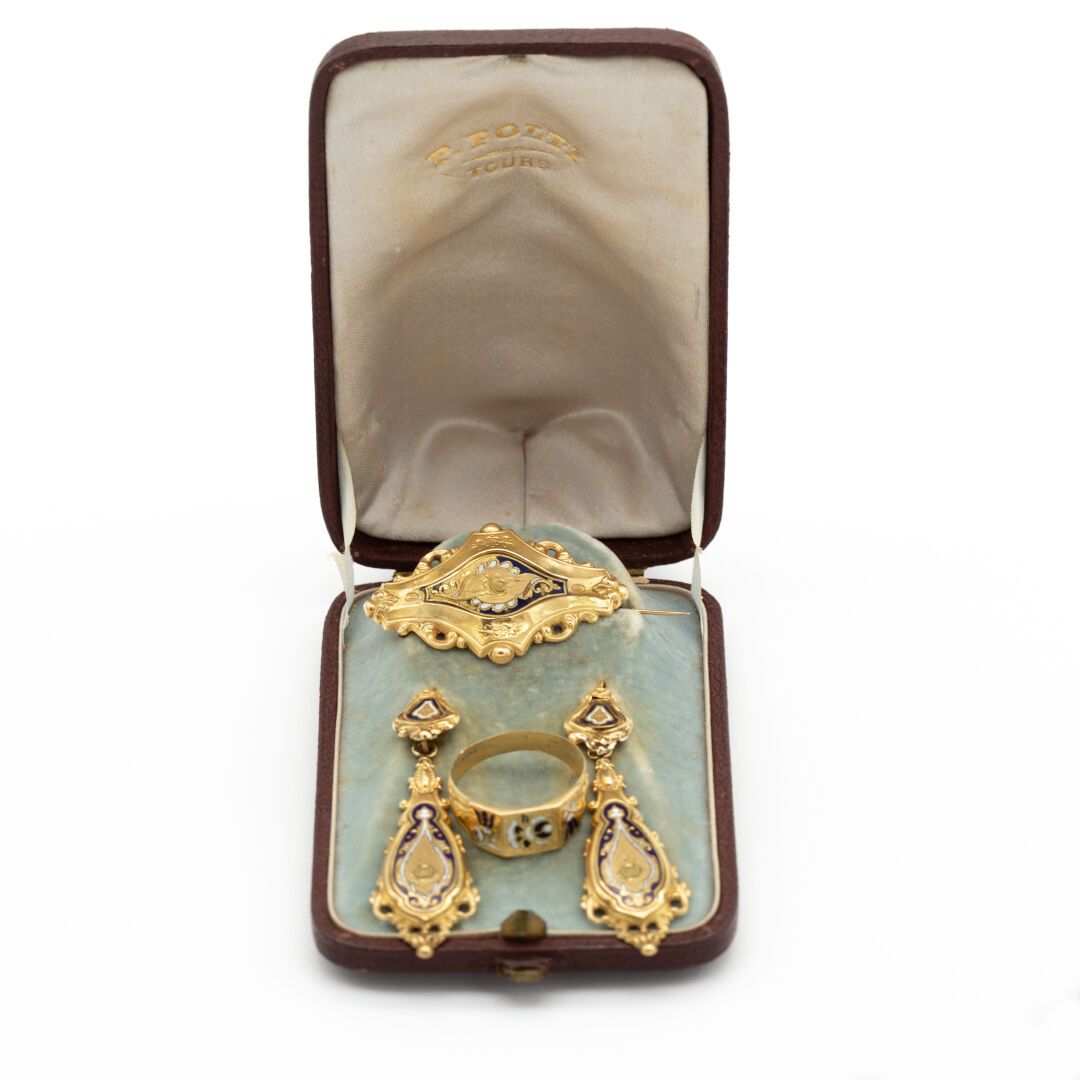 Null 拿破仑三世镶嵌于18K黄金，黑白珐琅装饰（戒指、胸针和耳环）。

耳环和胸针在他们的箱子里。

重量 : 10,20 g

EAGLE