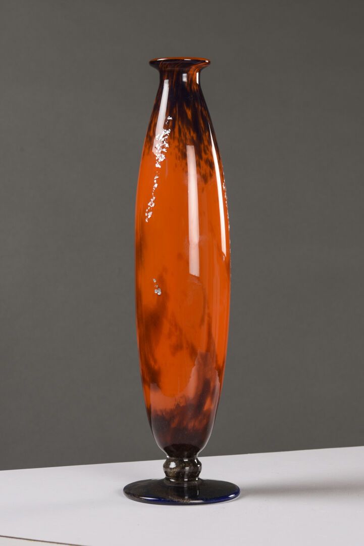Null MULLER Frères (LUNEVILLE)



长方形的花瓶，狭长的颈部放在基座上，橙色调的大理石花纹玻璃，内含银珍珠。



签名：Mul&hellip;