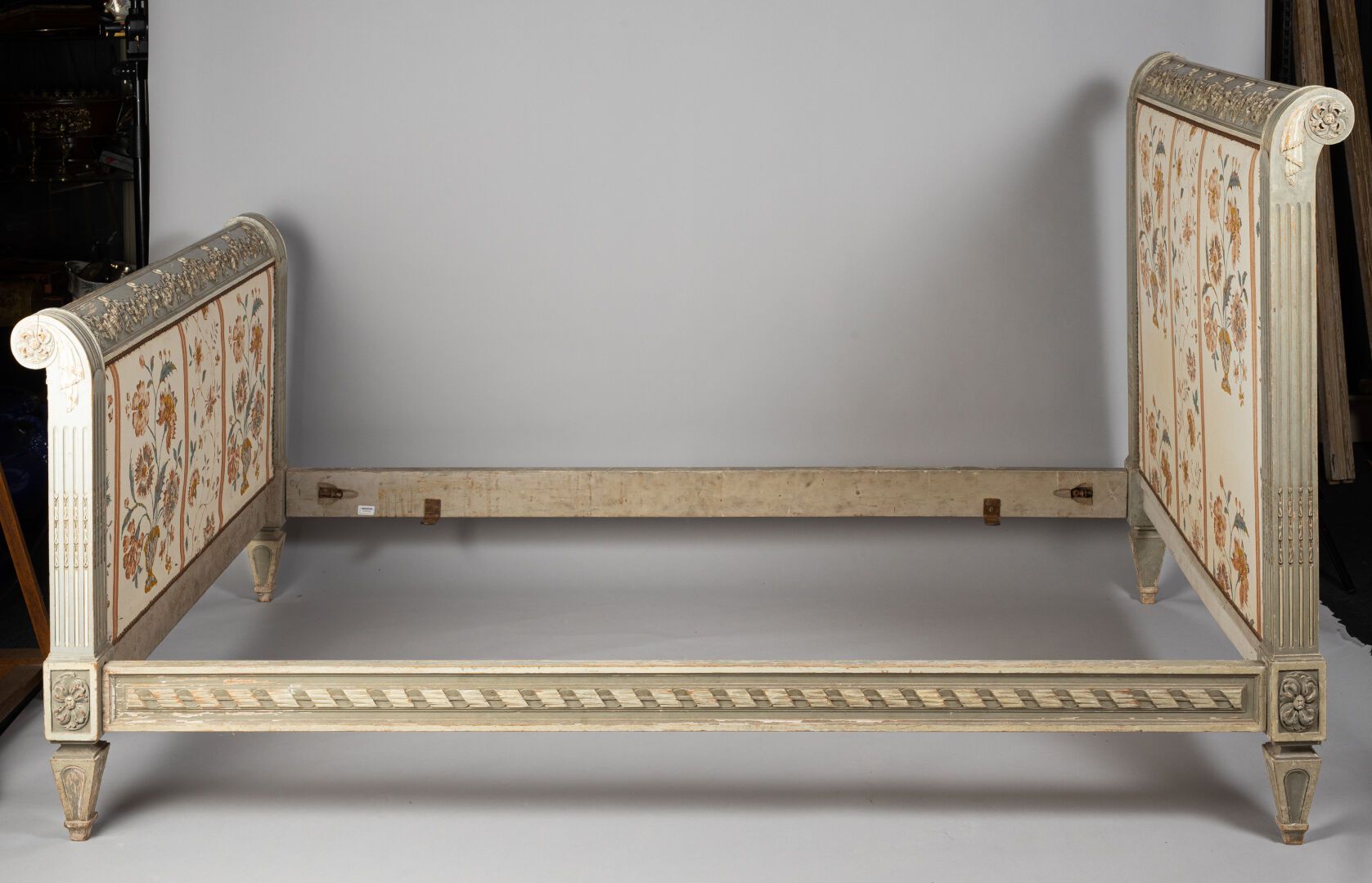Null Bois de lit en bois laqué et sculpté 

Epoque Louis XV

H. 124 cm - L. 139 &hellip;