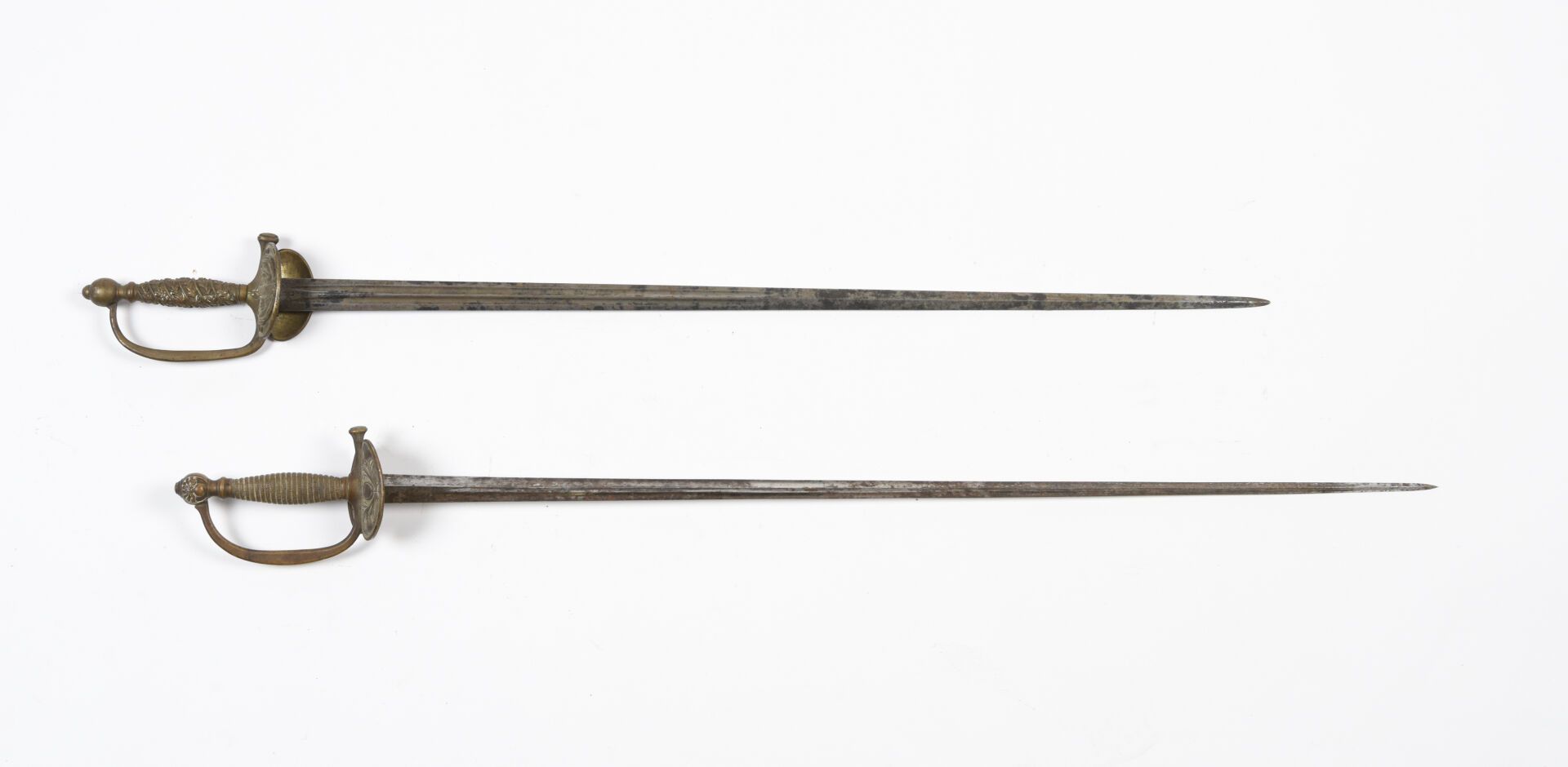 Null 两把没有剑鞘的剑，一把是军法，一把是士官，型号为1817年的克林根塔尔（Klingenthal）。