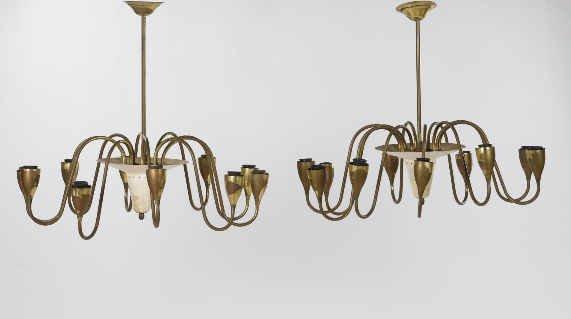 Null 瑞士工作

一对镀金黄铜结构的吊灯，接收一个圆锥形的奶油色漆碗，镀金的黄铜光臂从碗里冒出来。

约1950年。

高：68厘米 - 宽：60厘米 - &hellip;