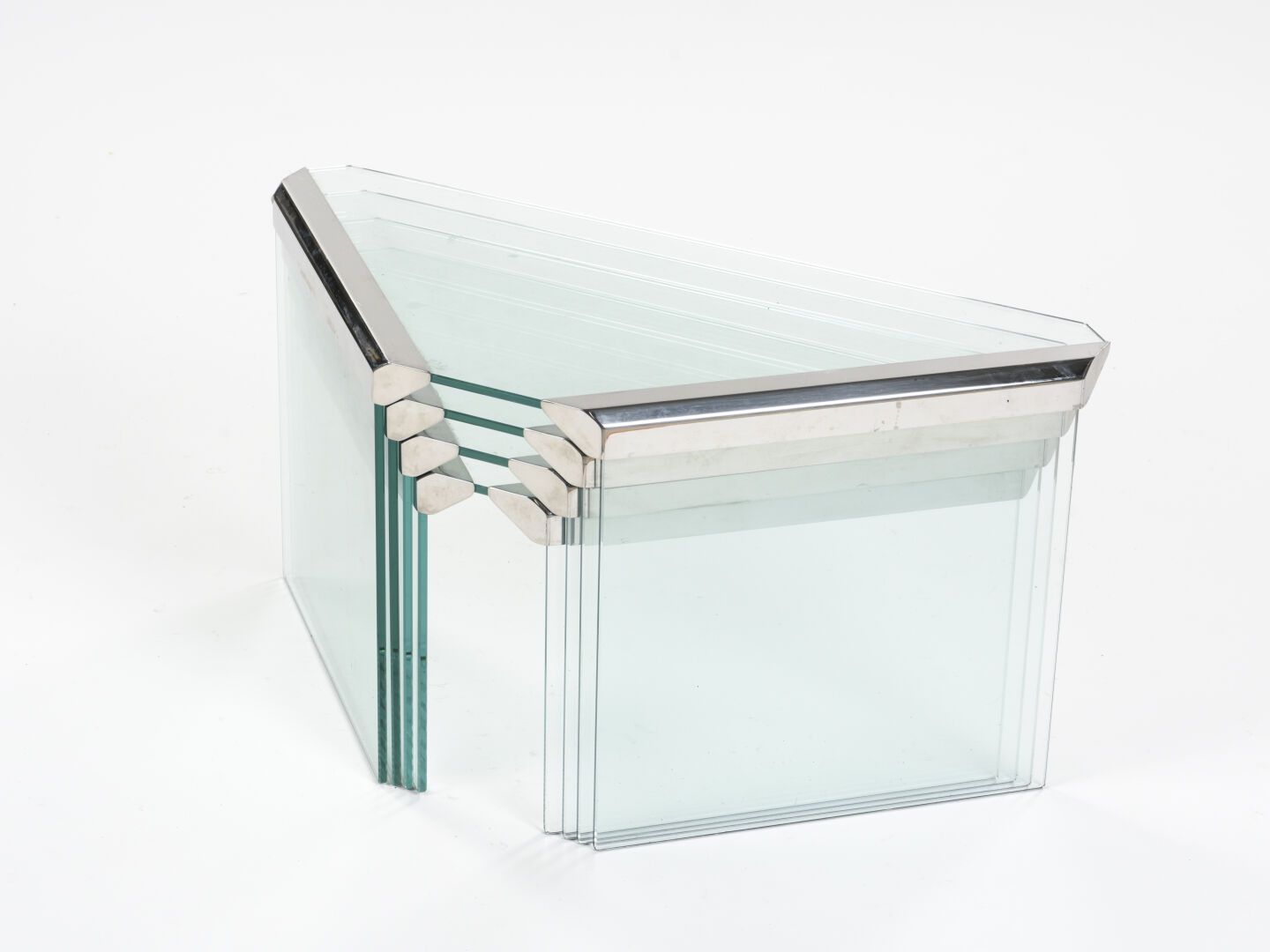 Null 皮尔兰杰罗-加洛蒂（20世纪）

一套四张有机玻璃材质的三角嵌套桌，镀铬金属结构。

版本：GALLOTTI和RADICE，约1980年。

高：从3&hellip;