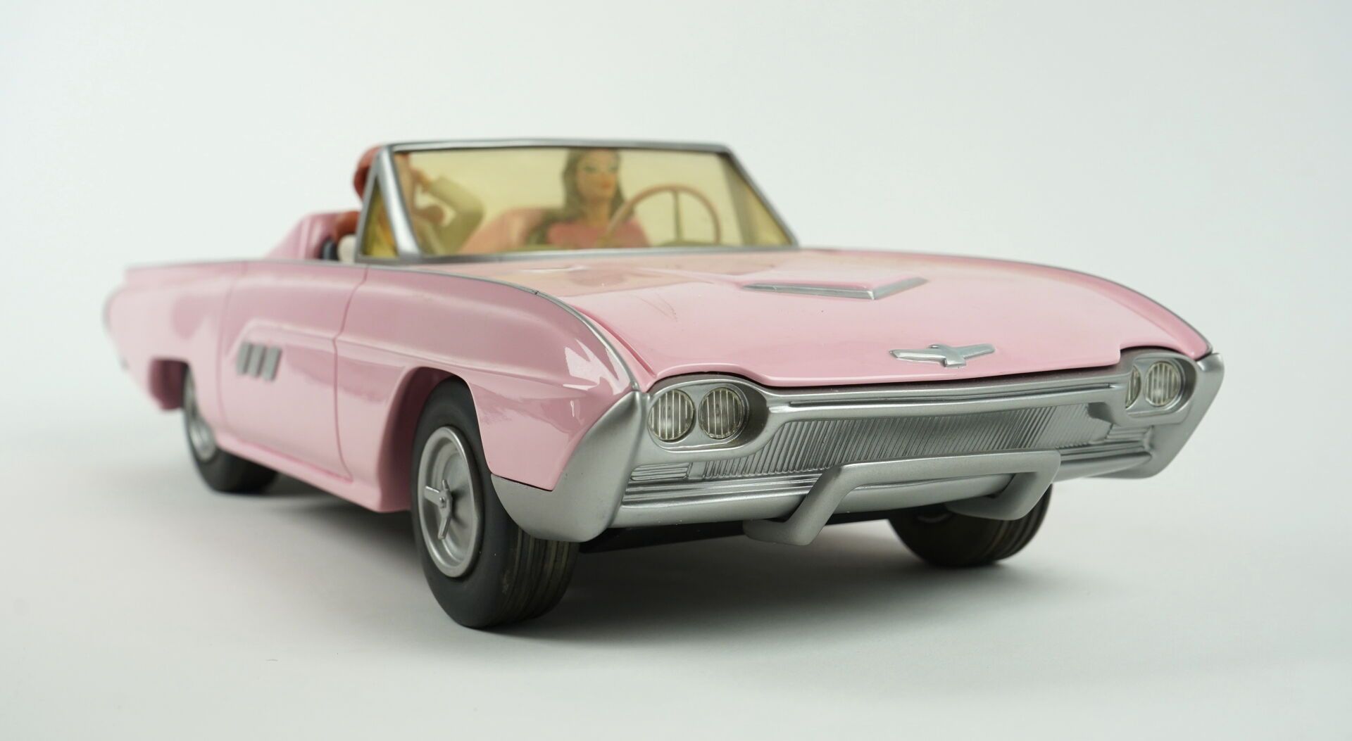Null [AROUTCHEFF. BERTHET. Pin-Up. Dottie e Pinky nella Ford Thunderbird rosa. N&hellip;