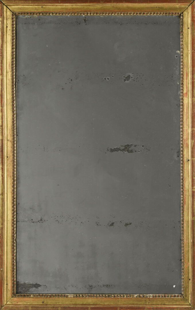 Null Rechteckiger Spiegel mit Perlenfries-Dekor. 
Epoche Louis XVI.
84 x 54 cm