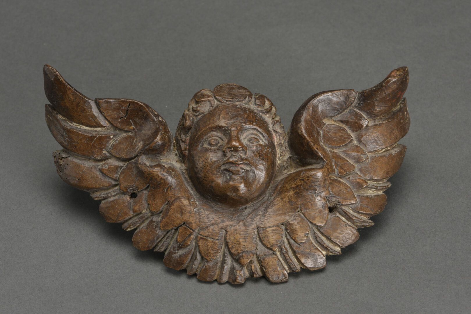 Null Kopf eines geflügelten Putto aus geschnitztem Holz.
18. Jahrhundert 
H: 126&hellip;