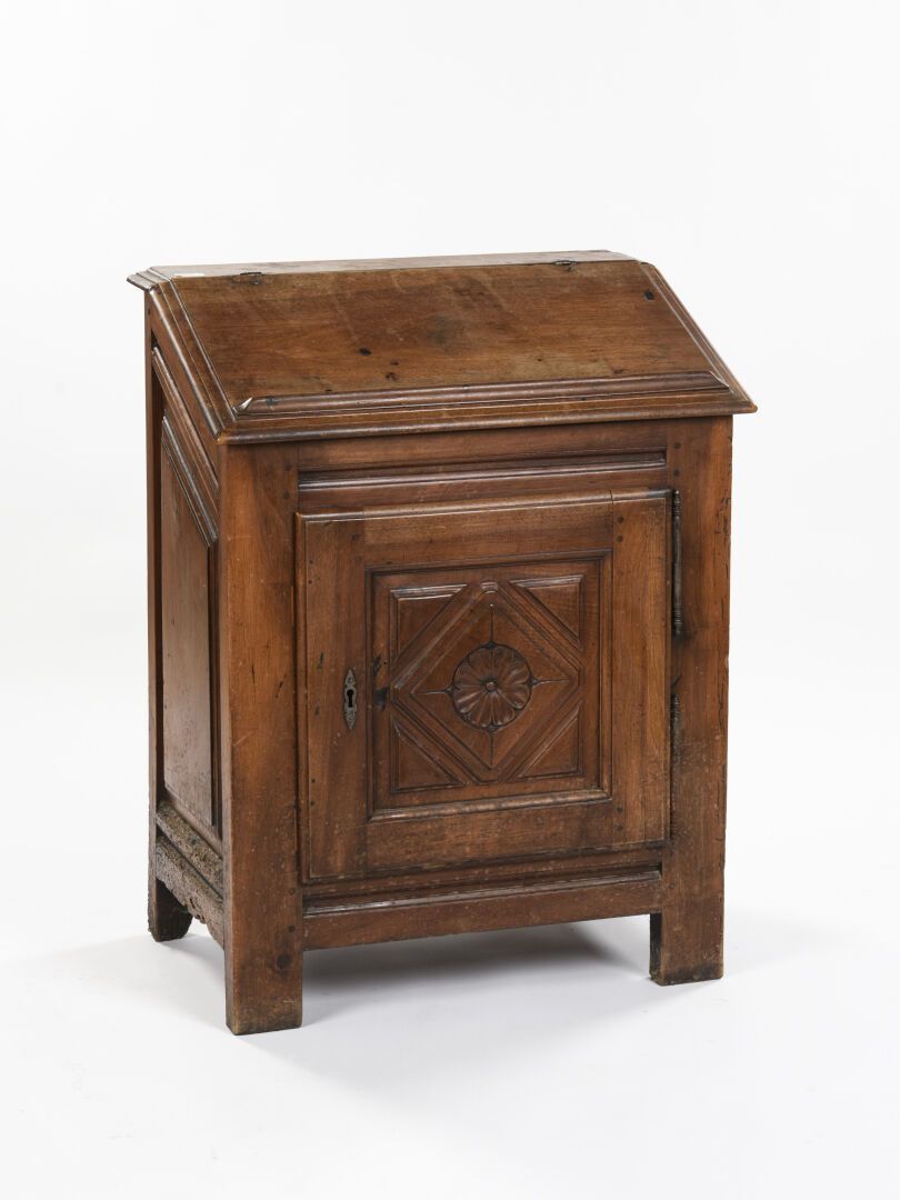 Null Kongregationsmöbel aus natürlichem, profiliertem Holz.
18. Jahrhundert
H: 8&hellip;