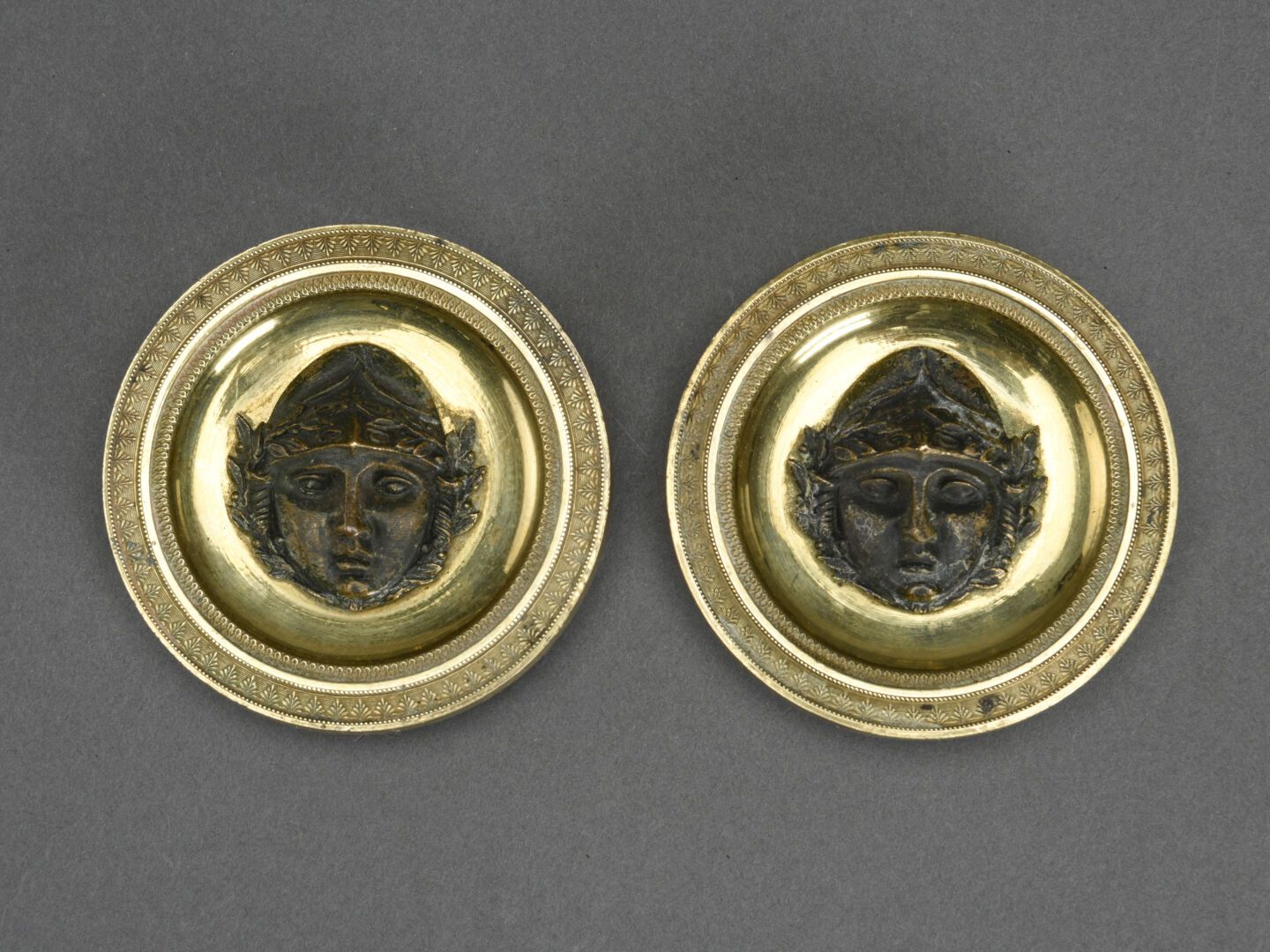Null Paire de médaillons en bronze et laiton doré à décor de Minerve Casquée 
Ve&hellip;