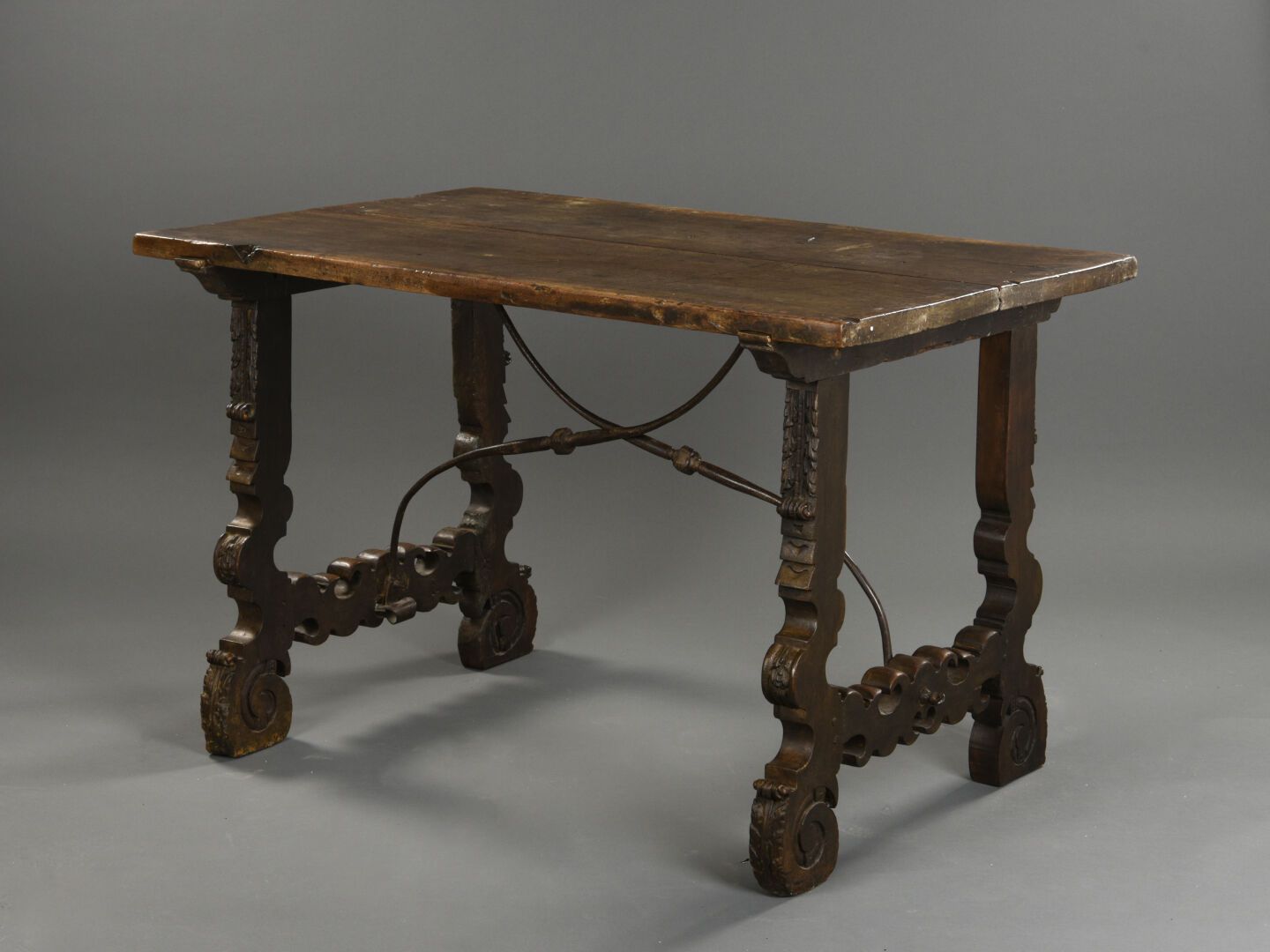 Null 实心橡木桌面放置在两个架子上，架子的形式是宽腿，由锻铁横梁连接。 
17世纪 
H : 76 W : 140 D : 68