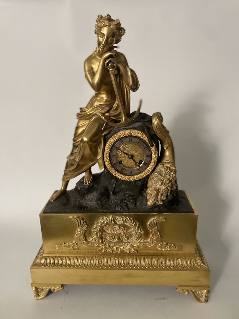 Null 一座有凹槽的、有铜锈的和镀金的青铜钟，代表着拿着锚的希望，她坐在岩石上，周围有一个玉米棒。表盘是银色和镀金钢的。
查理十世时期
高：60 - 宽：39&hellip;