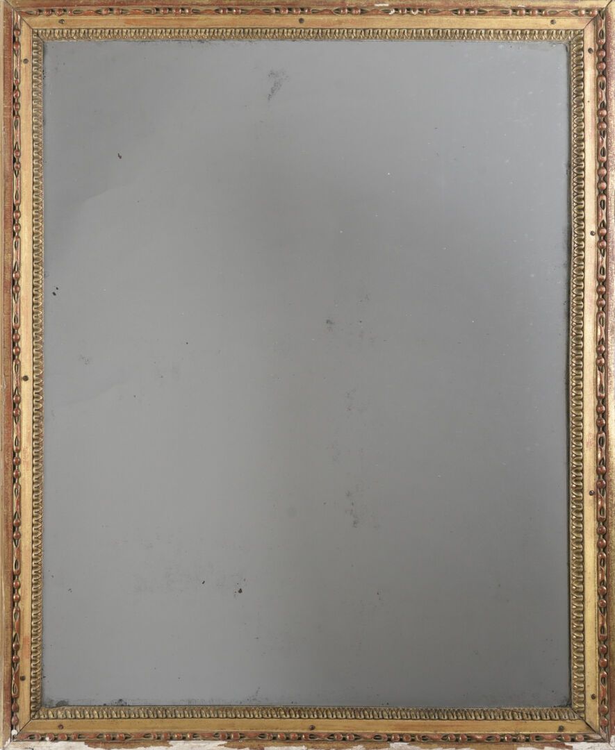 Null 一面镀金的木板镜子，模制有水叶楣和一串珍珠与花朵交替出现的图案。 
高：117宽：96厘米 
(镀金中的裂缝)
