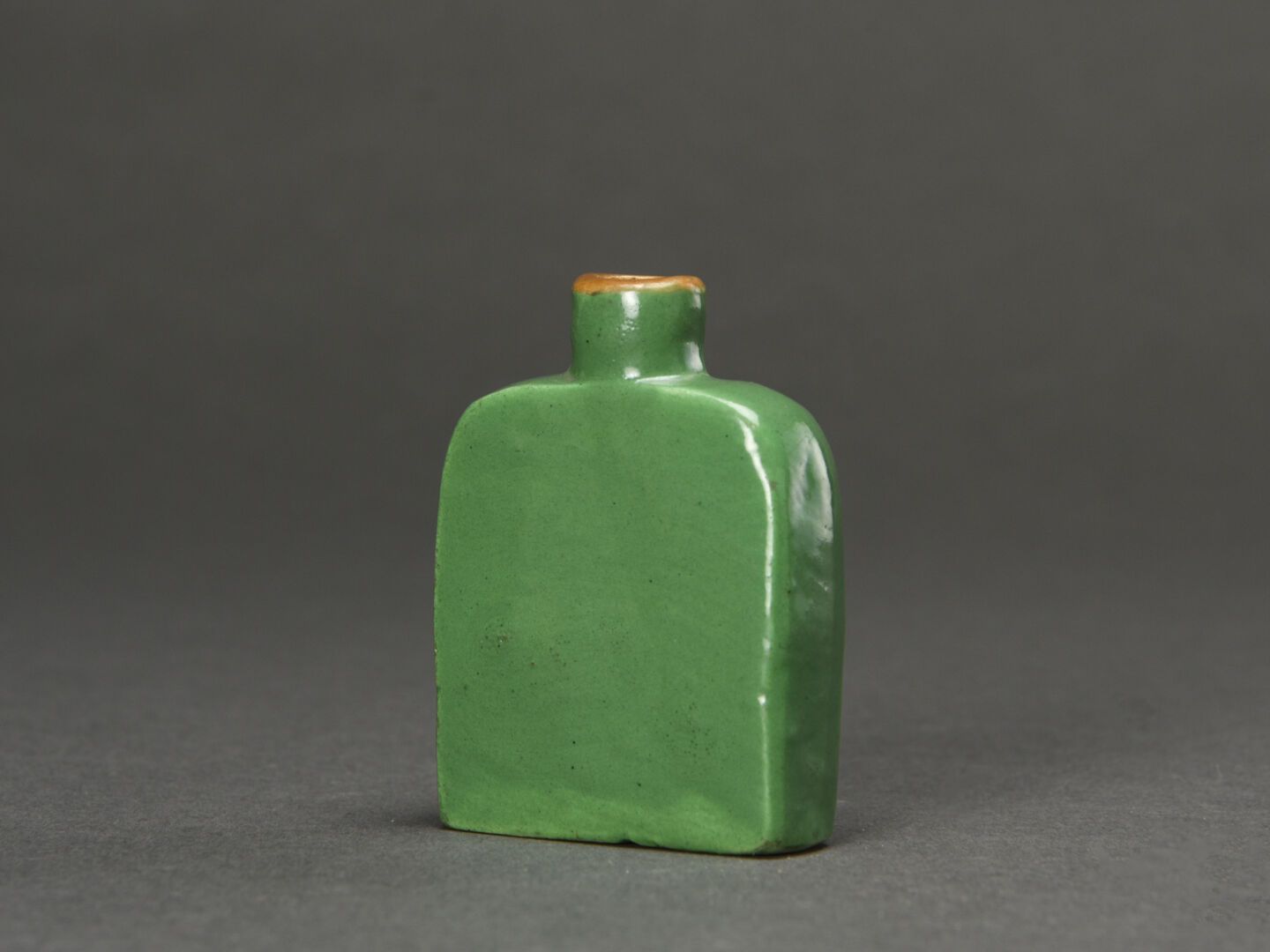 Null CHINA Schnupftabakdose aus grünem Porzellan ( Deckel fehlt).
H: 7 cm L: 5 c&hellip;