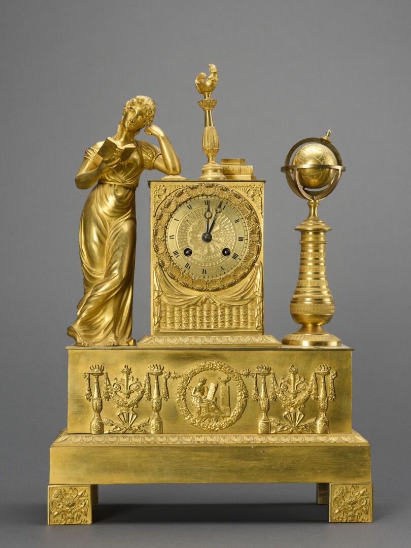 Null Orologio in bronzo dorato e cesellato, decorato con un'allegoria delle arti&hellip;