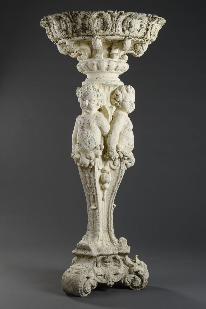 Null 让-雅克-杜克尔 (1801-1877)
铸铁喷泉主体，轴由三个小天使手拉手靠在浴池里形成。三足鼎立的底座上有滚动的脚。
19世纪。
高：145 - &hellip;