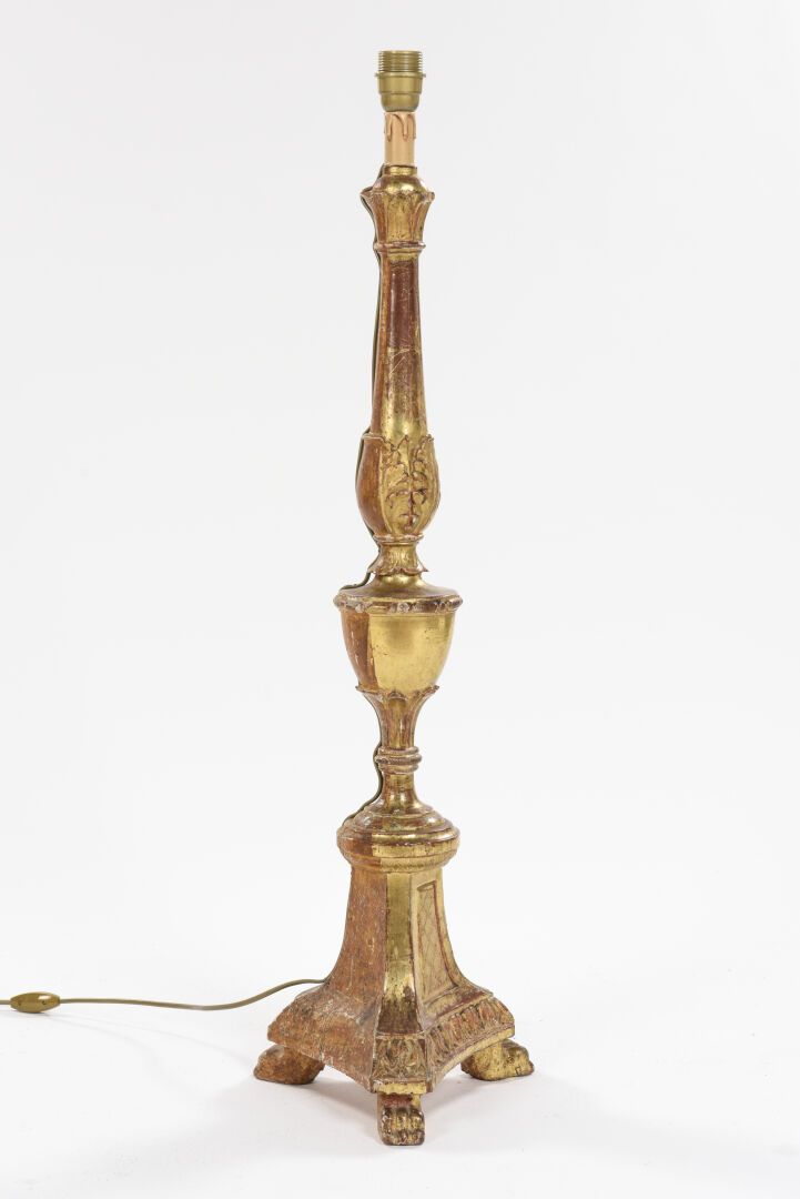 Null Pique-cierge de forme balustre en bois en partie doré et sculpté, repose su&hellip;