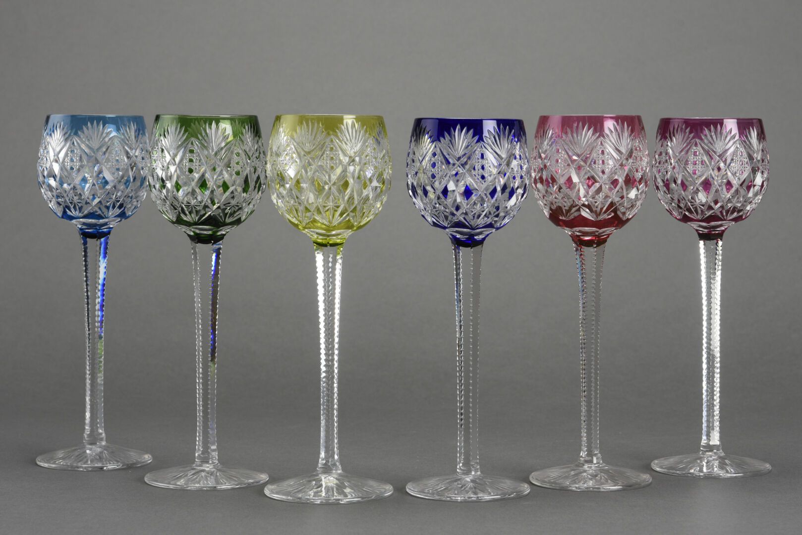Null SAINT LOUIS 
Suite of six cut and tinted crystal glasses
H: 23 cm