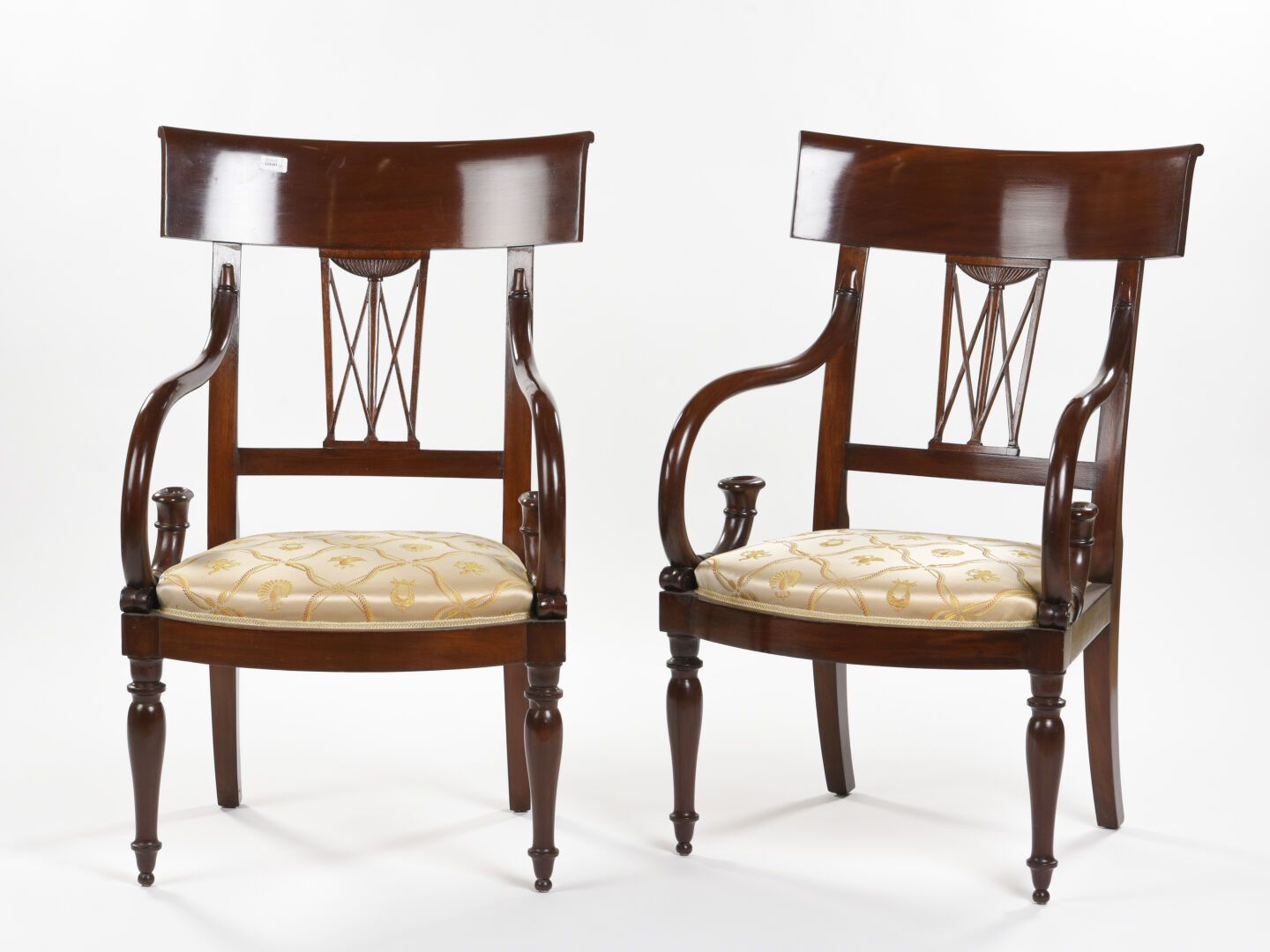 Null 弗朗索瓦-奥诺雷-乔治和乔治-雅克布（1803-1813）。
一对桃花心木扶手椅，有弯曲的靠背和带有雅典图案的镂空设计，扶手的末端是一个玉米穗。笤帚腿&hellip;