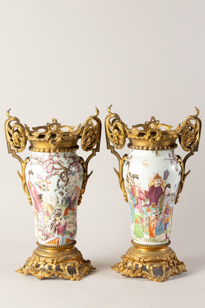 Null 一对中国风格的Bayeux瓷器柱形花瓶，镀金铜座。
19世纪。
高：39 - 直径：24厘米