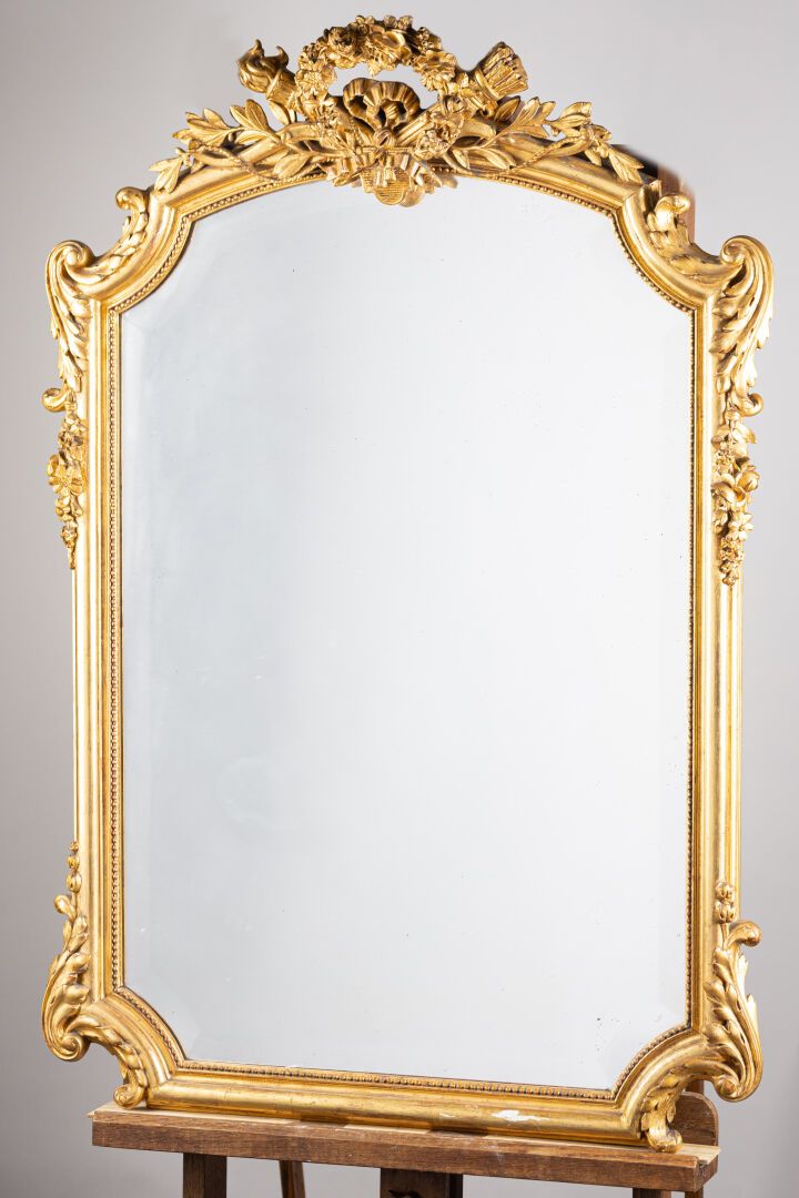 Null 木质和镀金灰泥的镜子。 
路易十六风格，拿破仑三世时期。
高：107- 宽：73厘米 
(略缺镀金)