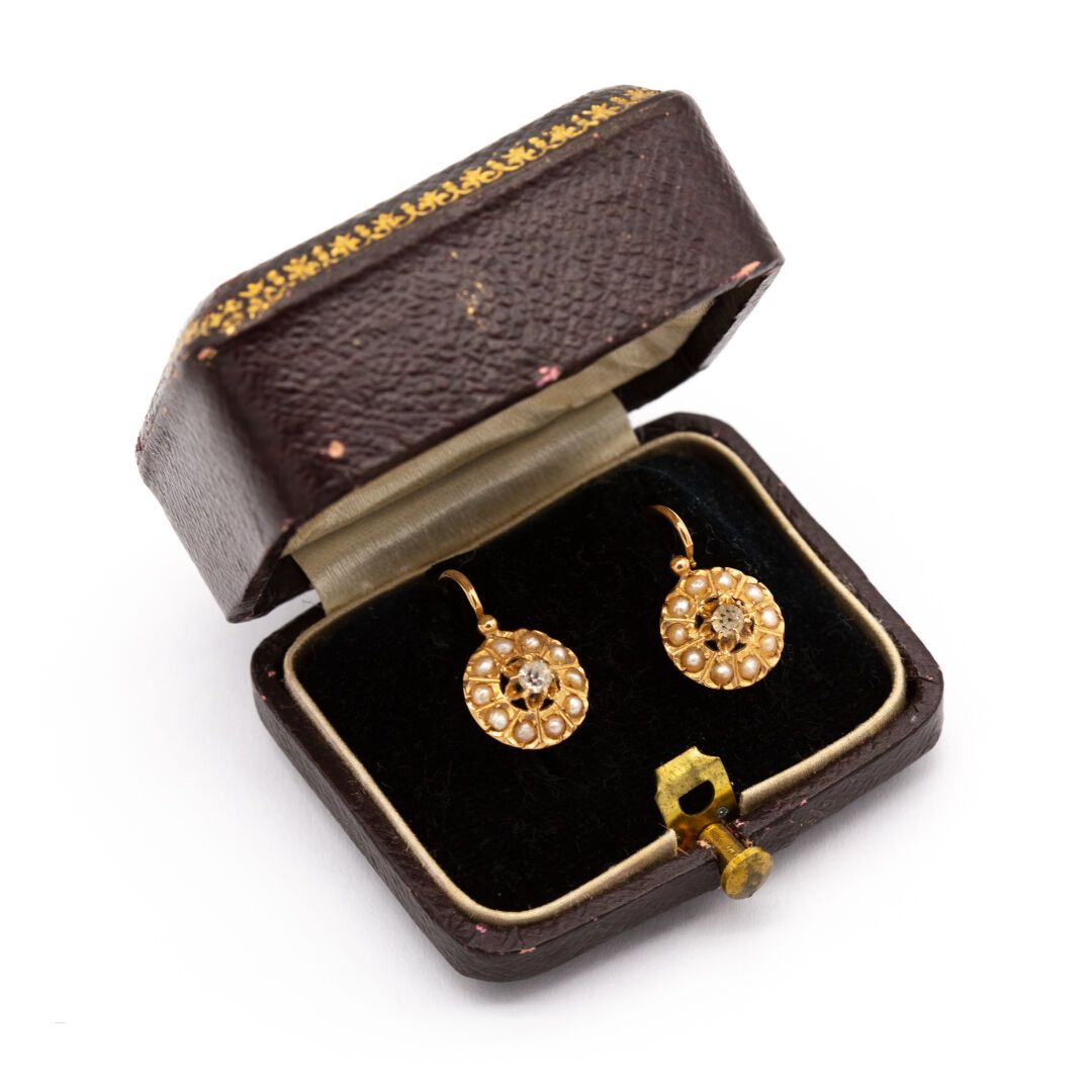 Null Ein Paar alte Ohrringe aus 18 K (750) Gelbgold, Margerite mit Blütenblätter&hellip;