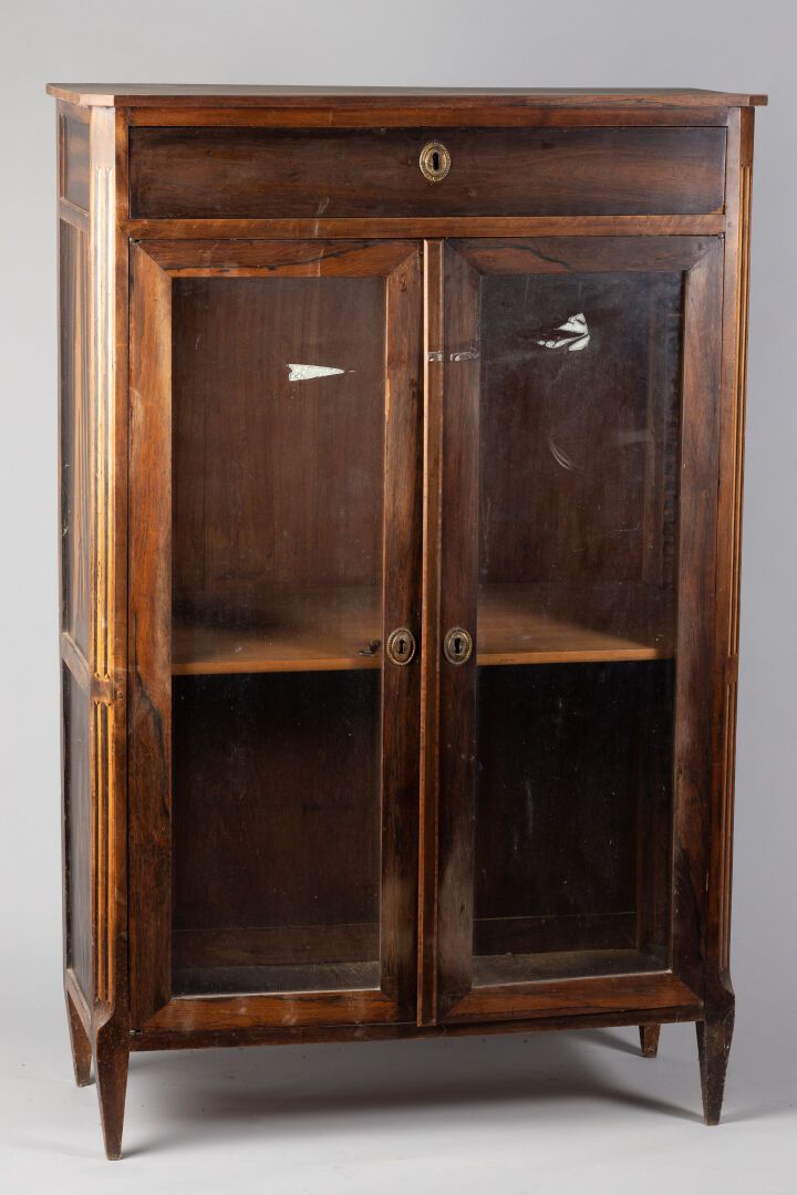 Null 天然木材的长方形展示柜，开口有两片叶子，上部有一个抽屉，镶嵌在发黑的木材和浅色木材的立柱上，形成模拟通道，鞘状腿。
18世纪。
高：150 W：95 &hellip;