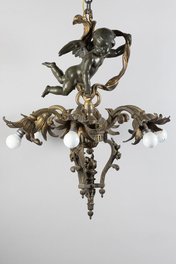 Null 有六盏灯的铜制镀铜吊灯，装饰着一个小天使，用戒指拿着一个点燃的火炬，象征着燃烧的爱情。
拿破仑三世时期
高 : 65 - 直径 : 54 cm