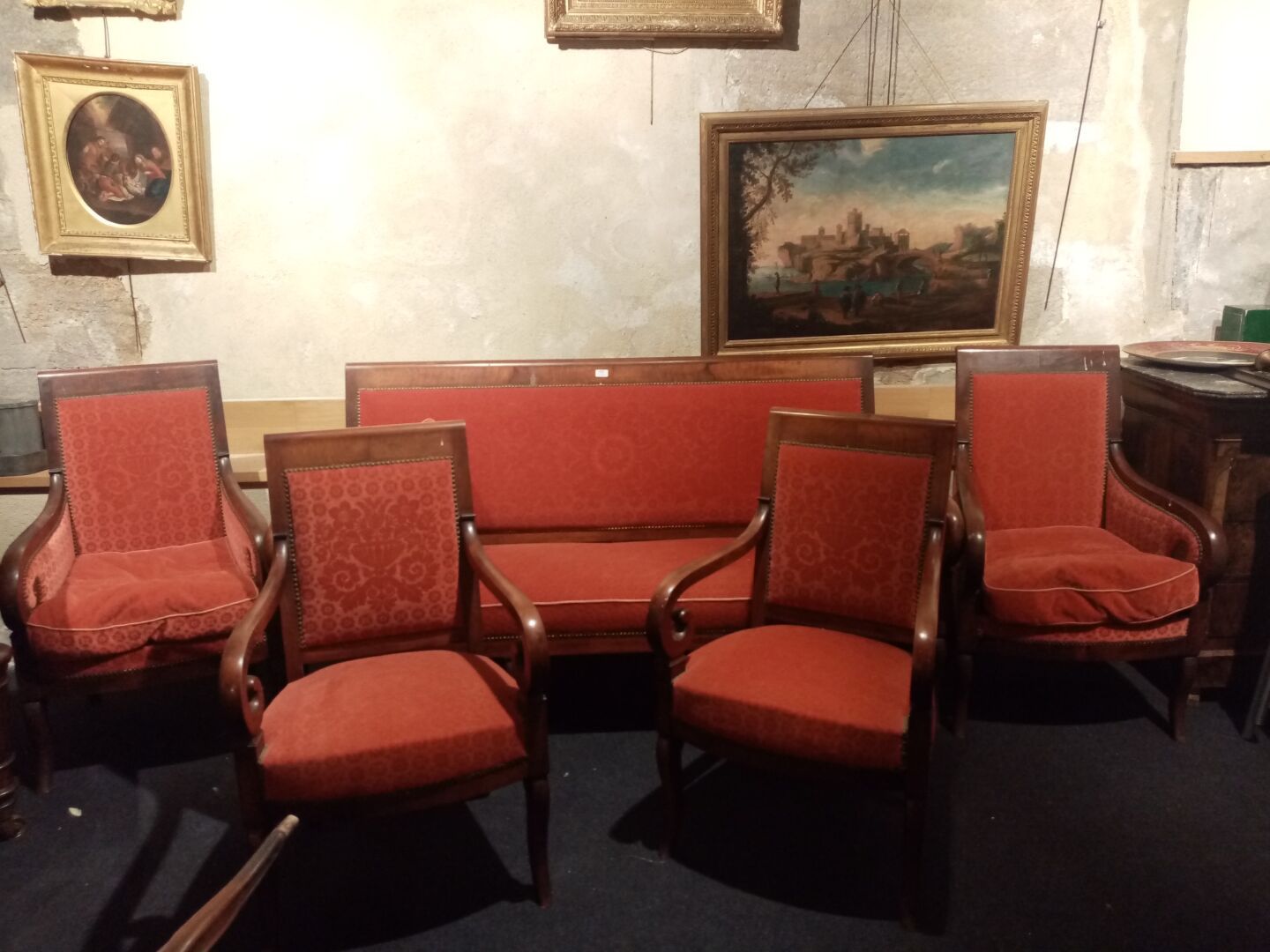 Null 客厅里有一张沙发，一对扶手椅，有一个羊角，红色天鹅绒装饰。
19世纪 
H.98厘米 - 宽180厘米 - 深56厘米