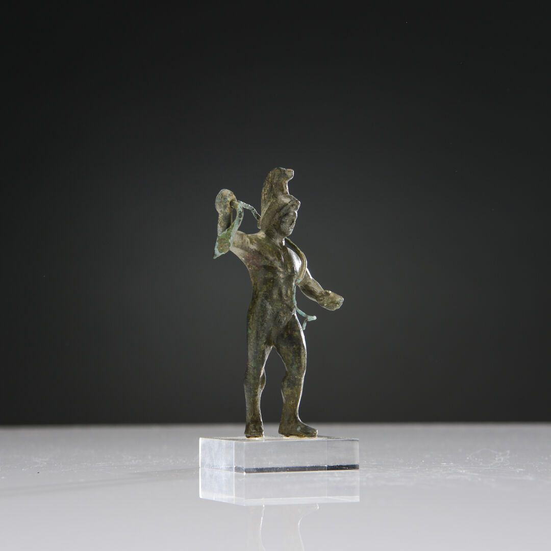 Null 裸体火星的塑像，戴着头盔，举起右臂。他拿着一条蛇（据说？）
青铜，有光滑的绿色铜锈。
罗马艺术。高度：8.8厘米。
出处：M. B. 收藏（里昂）。