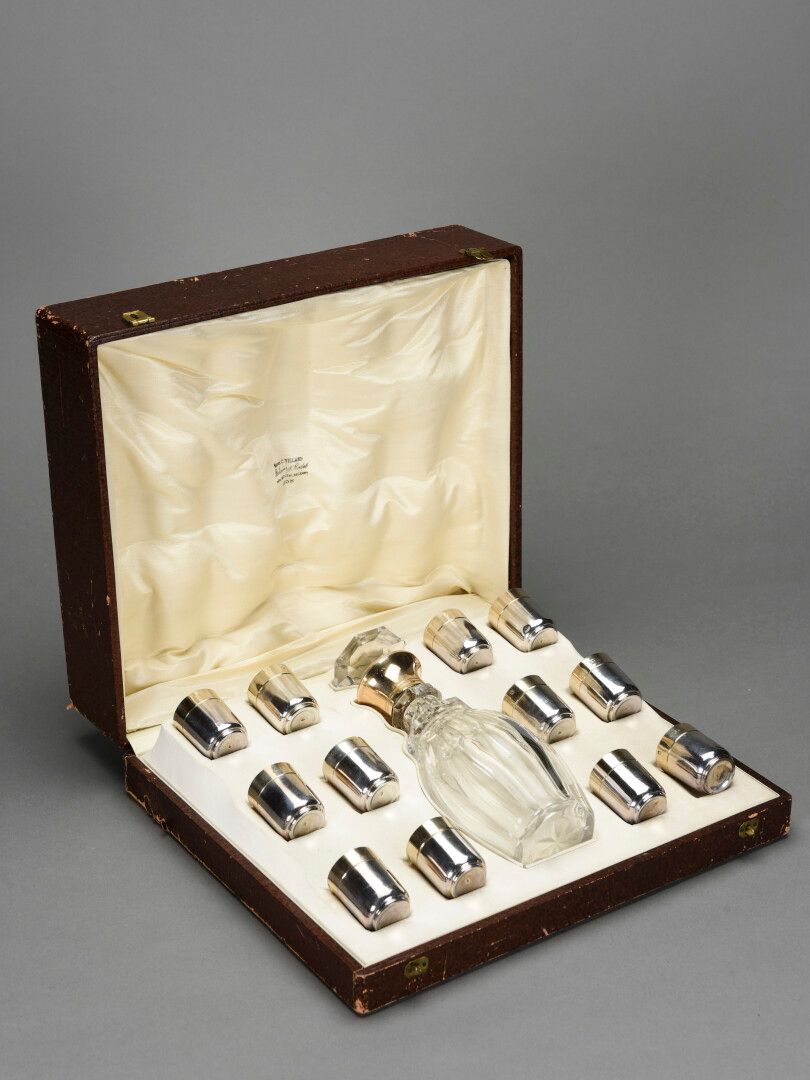 Null Silver liqueur case, crystal carafe
MO: Emile PUIFORCAT, minerve mark
Neck &hellip;