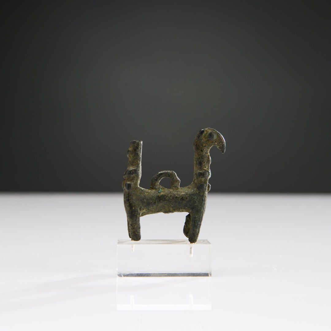 Null 双重质地的吊坠，代表着一个风格化的狮鹫。 
青铜材质，有结实的铜锈。其中一个头缺失。
伊朗，卢里斯坦，铁器时代III，约公元前650-550年
长：4&hellip;
