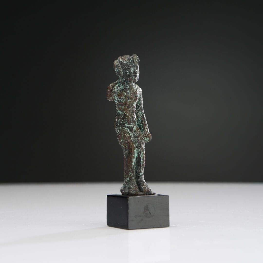Null 哈波克拉底-霍鲁斯的雕像，被描绘成赤身裸体，双臂放在身旁。他一定是坐在一个伊希斯女神身上。
青铜材质，有锈蚀的铜质。缺少右臂。
埃及，晚期，公元前66&hellip;