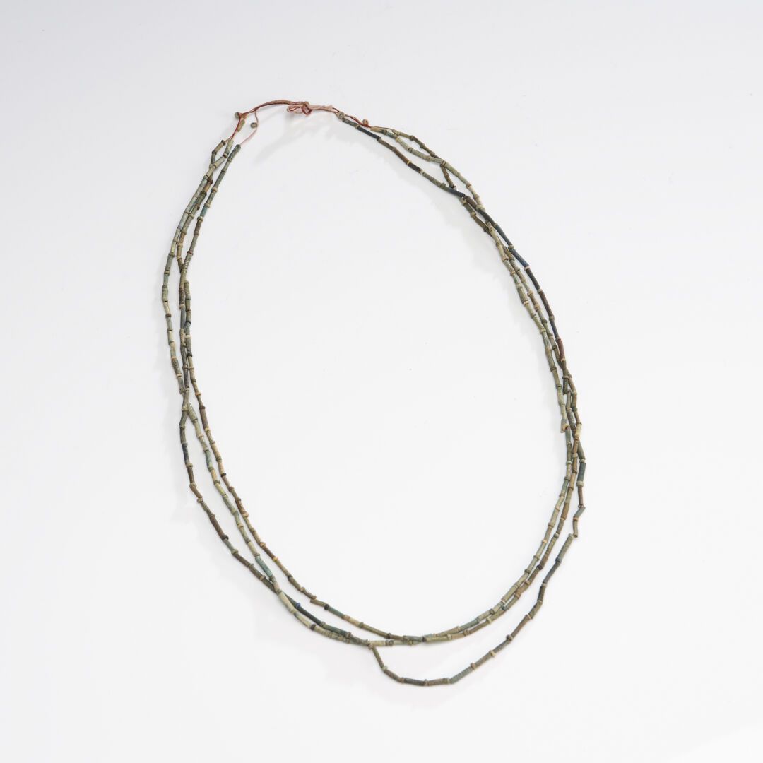 Null Röhren- und Ringperlen aus Mumiennetz, die zu einer Halskette aufgezogen si&hellip;