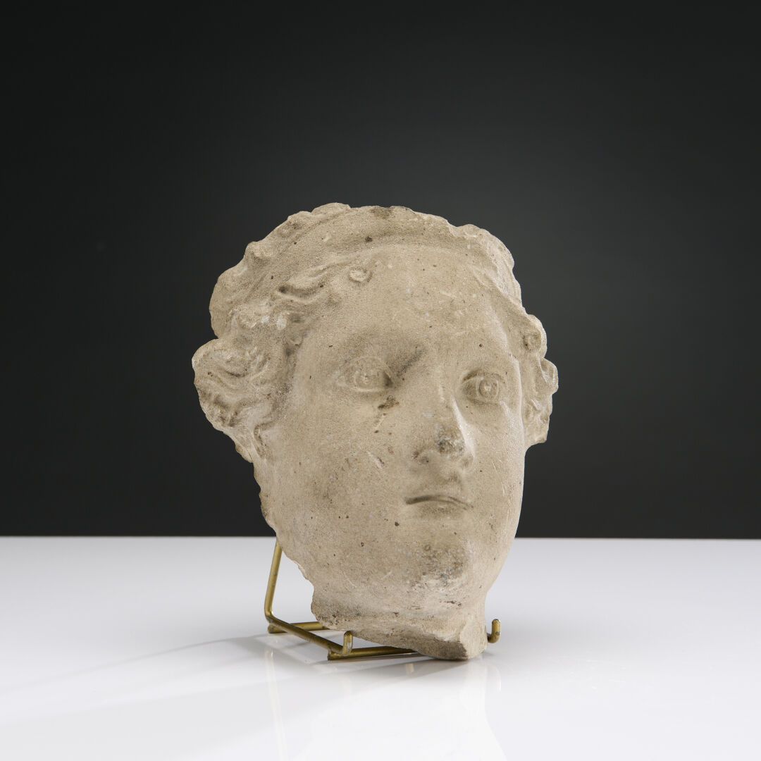 Null Fragment eines weiblichen Kopfes mit Diadem.
Aus grauem Kalkstein. Abplatzu&hellip;