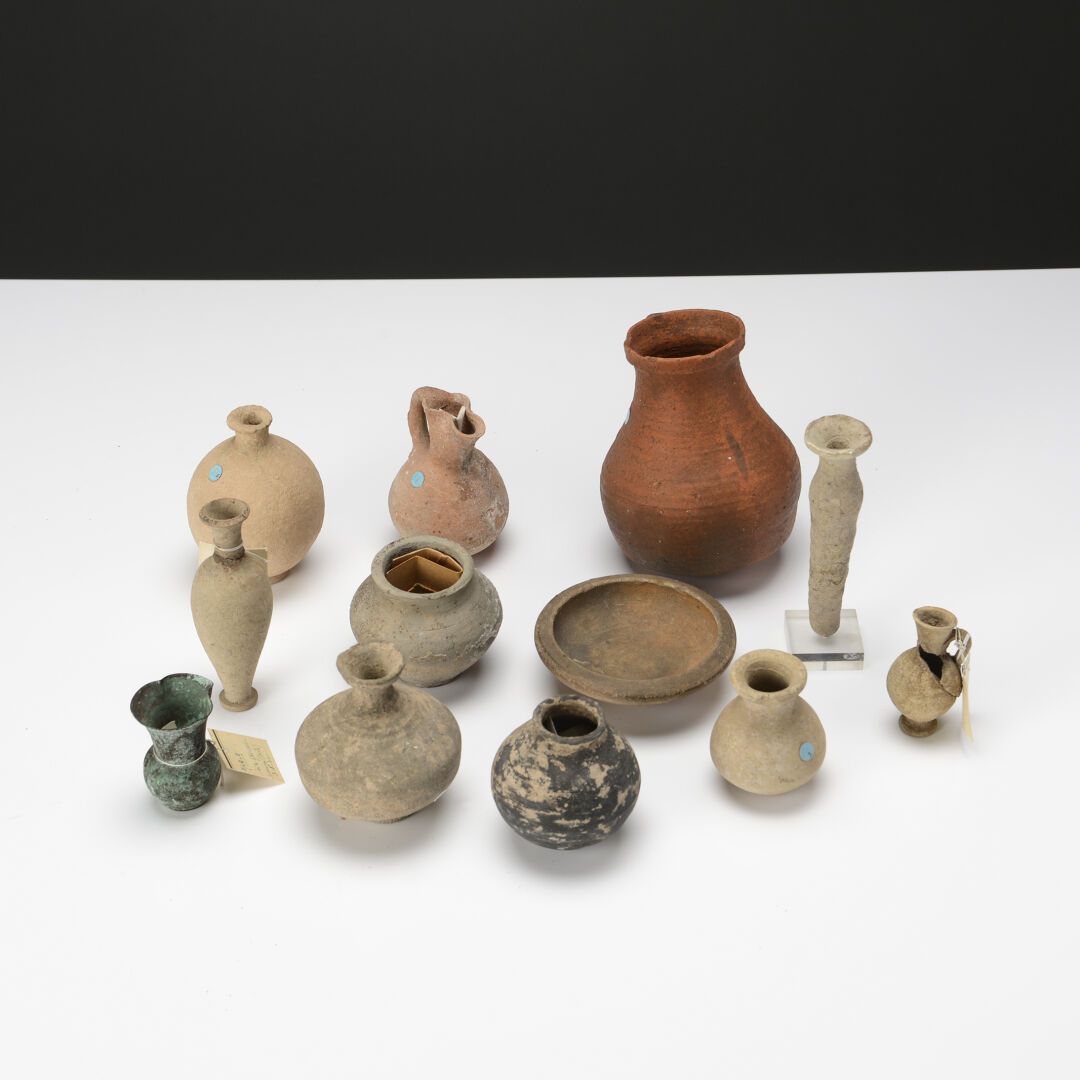 Null 拍品包括一个管状花瓶，一个amphorisk，一个oenochoe，两个壶，五个瓶子和一个盘子。
普通陶器。两件已修复。
罗马时期
H.3至15厘米。&hellip;