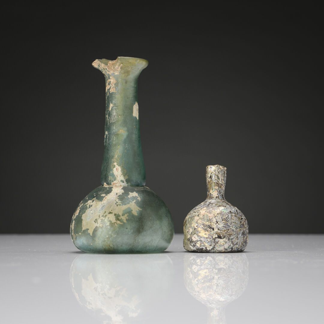 Null 一套两个高颈香脂
五彩玻璃。一唇有事故
罗马艺术，2-3世纪；和伊斯兰时期
H.5和12厘米。
1972年在一次拍卖会上获得
出处：M.B.的收藏（里&hellip;
