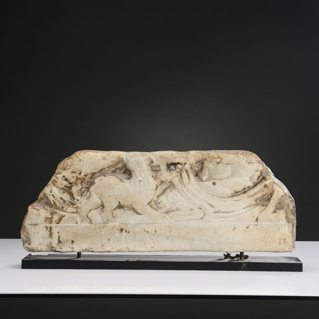 Null 大理石浮雕 
描绘了狮子 
罗马 ?
 高：24 宽：60 深：7厘米
出处：M. B. 收藏（里昂）。