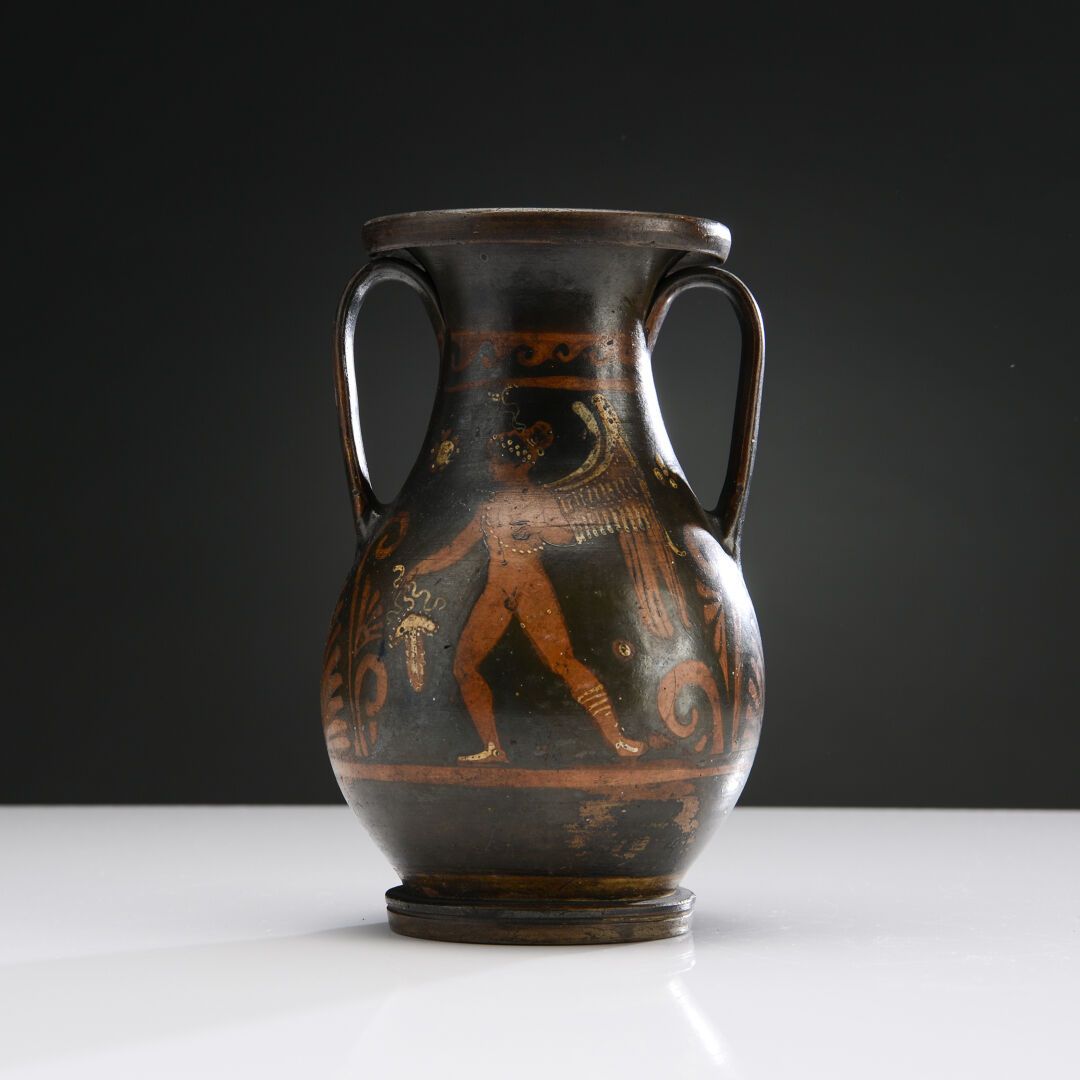 Null Amphora with red figures representing on the face A a winged Eros wearing a&hellip;