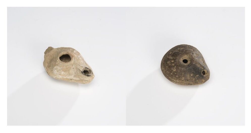 Null 一套两盏油灯，其中一盏是青蛙型的
米色陶土
埃及，罗马时期
长：从5.8到8厘米。
出处：M.B.的收藏（里昂）