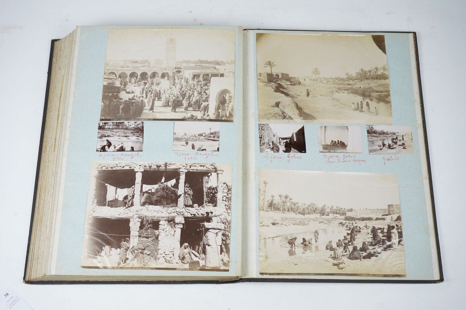 Null 关于非洲北部的重要照片专辑。1884-1887. 

相册尺寸为34.5 x 48厘米。磨损的黑色半装订本，年代久远的黑板。许多有标题的照片。粘在双页&hellip;