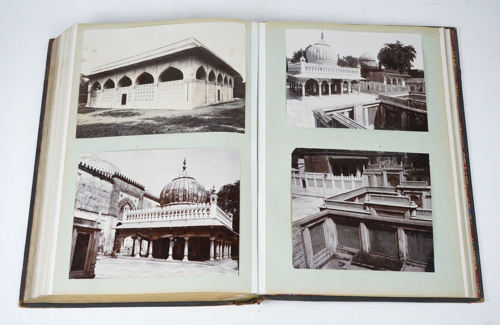 Null 关于印度的重要照片专辑。约1890年。

相册尺寸为34.5 x 48厘米。磨损的黑色半装订本，年代久远的黑板。许多照片带有说明。粘在双页上，每页只有&hellip;