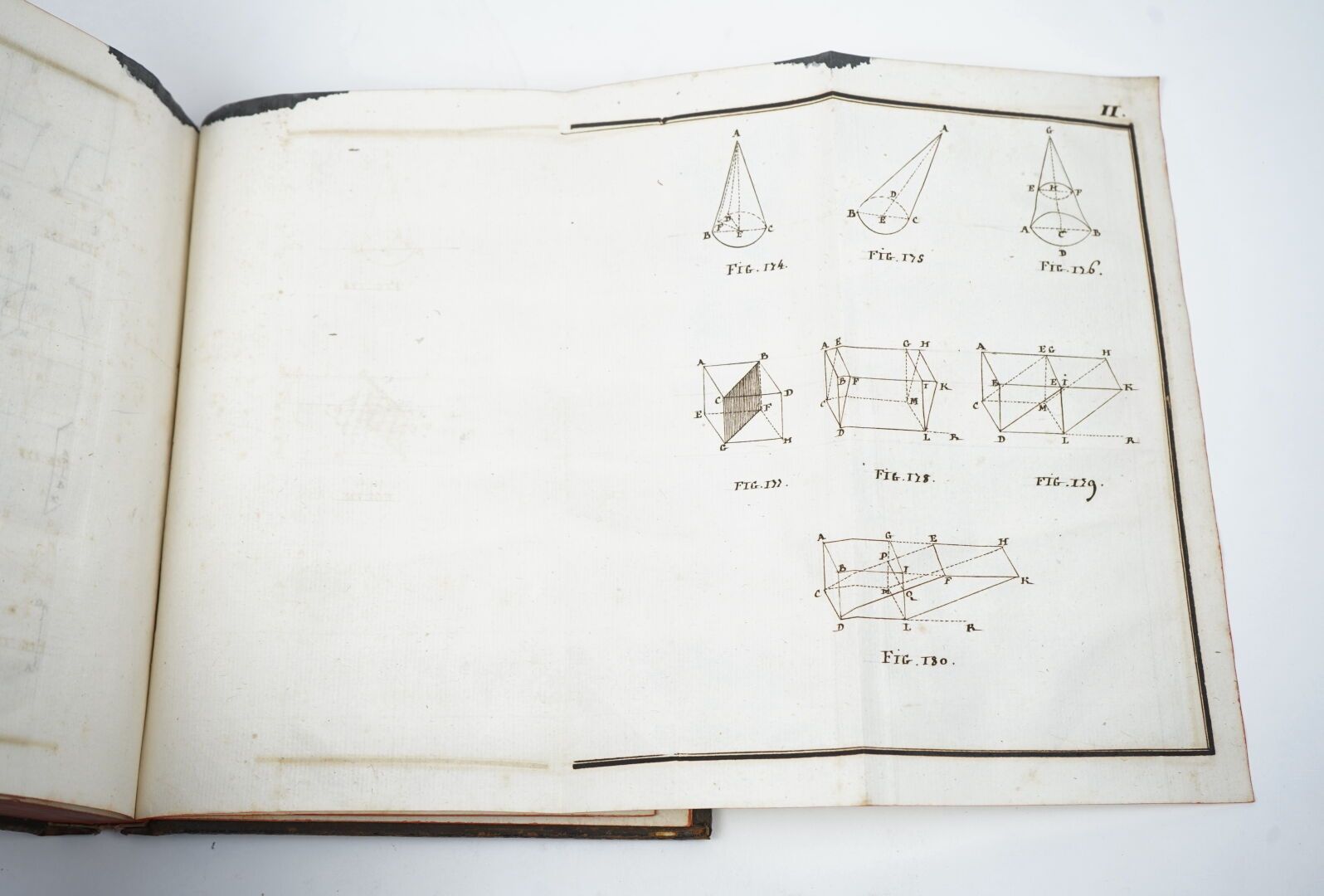 Null [手稿] 佚名：《几何学论文》。第1部分：几何学的理论。1769.一卷。

14.5 x 21.3厘米。正面插图-479页，后面有15张折叠板。当代全&hellip;