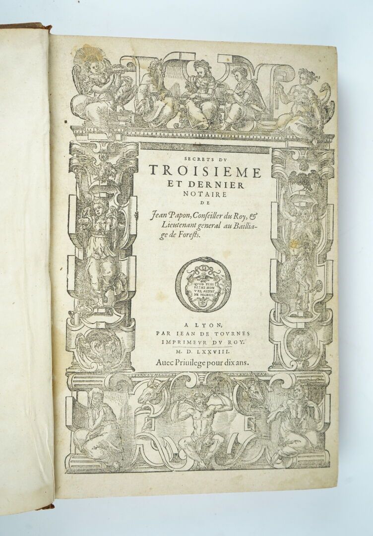 Null PAPON (Jean)：让-帕蓬，皇家顾问和森林中尉的三份公文的第一篇。里昂，让-德-图恩，1568年。 
20乘以30.7厘米。雕刻的标题-（30&hellip;
