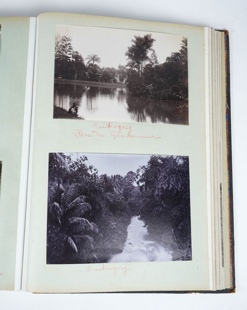 Null 非常重要的CEYLAN和JAVA的照片专辑，大约在1880/1900年。

相册尺寸为34.5x48厘米。磨损的黑色半装订本，年代久远的黑板。许多照片&hellip;